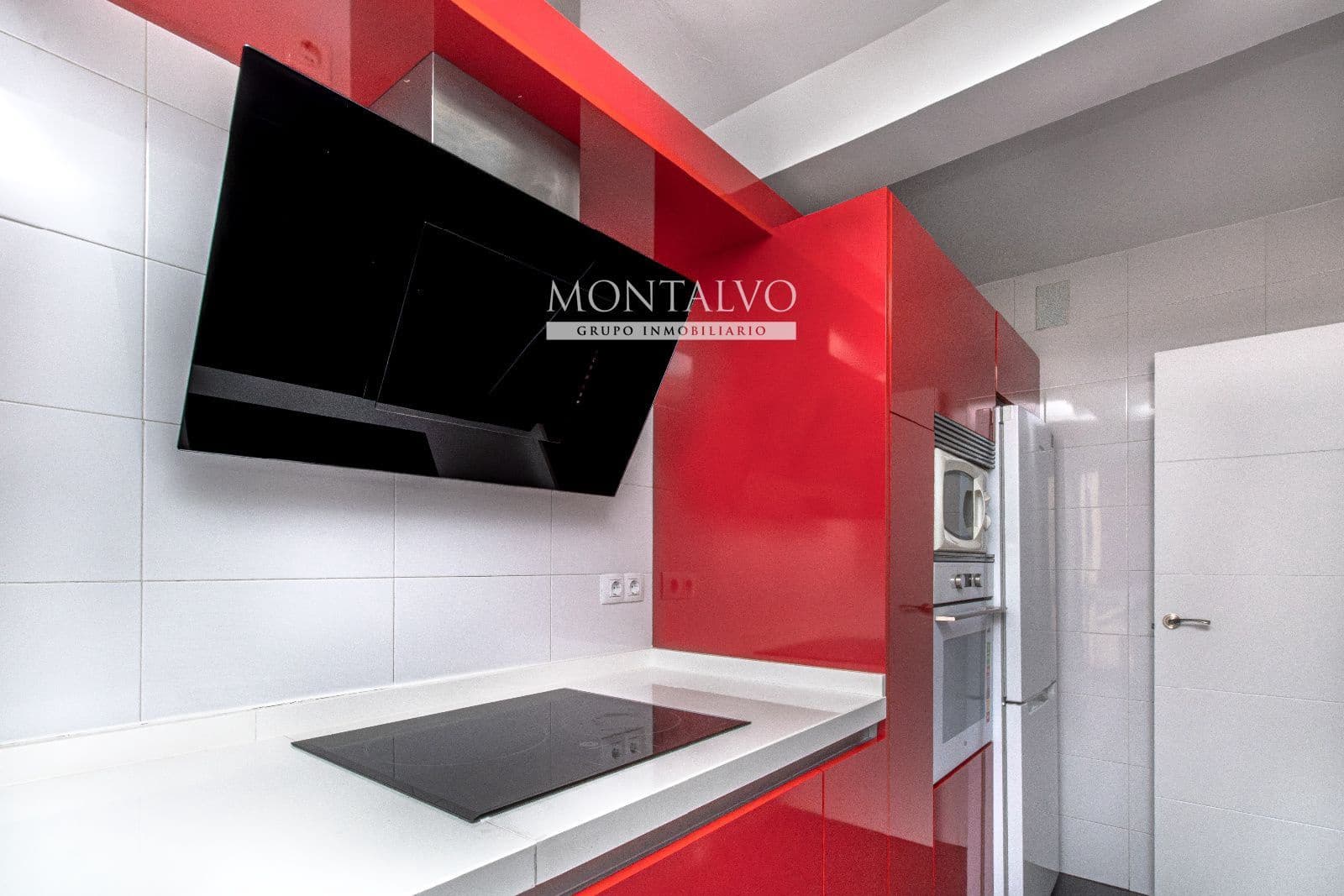 4 slaapkamer Flat te huur in Granada stad - € 900 (Ref: 9398876)