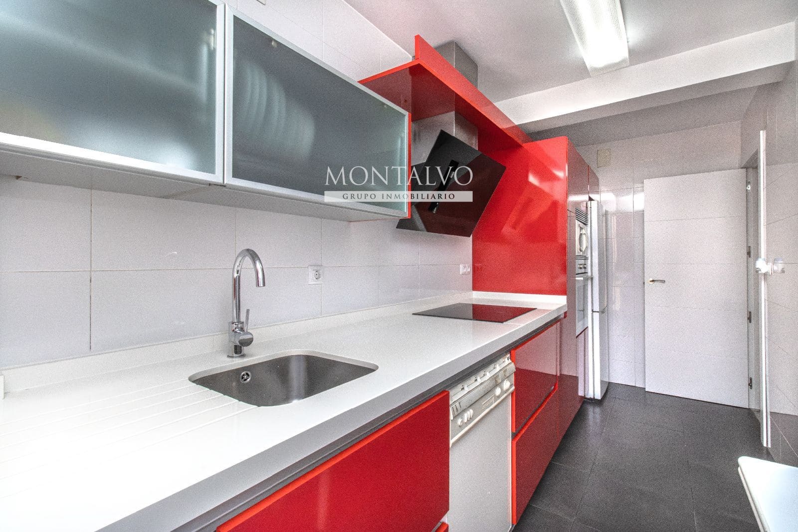 4 slaapkamer Flat te huur in Granada stad - € 900 (Ref: 9398876)