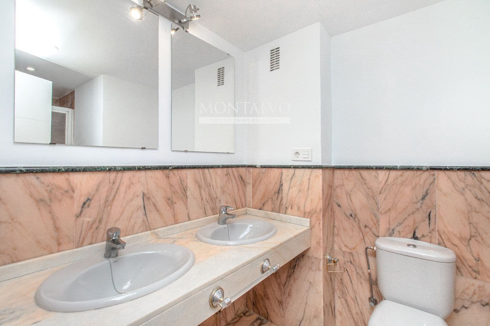 4 slaapkamer Flat te huur in Granada stad - € 900 (Ref: 9398876)