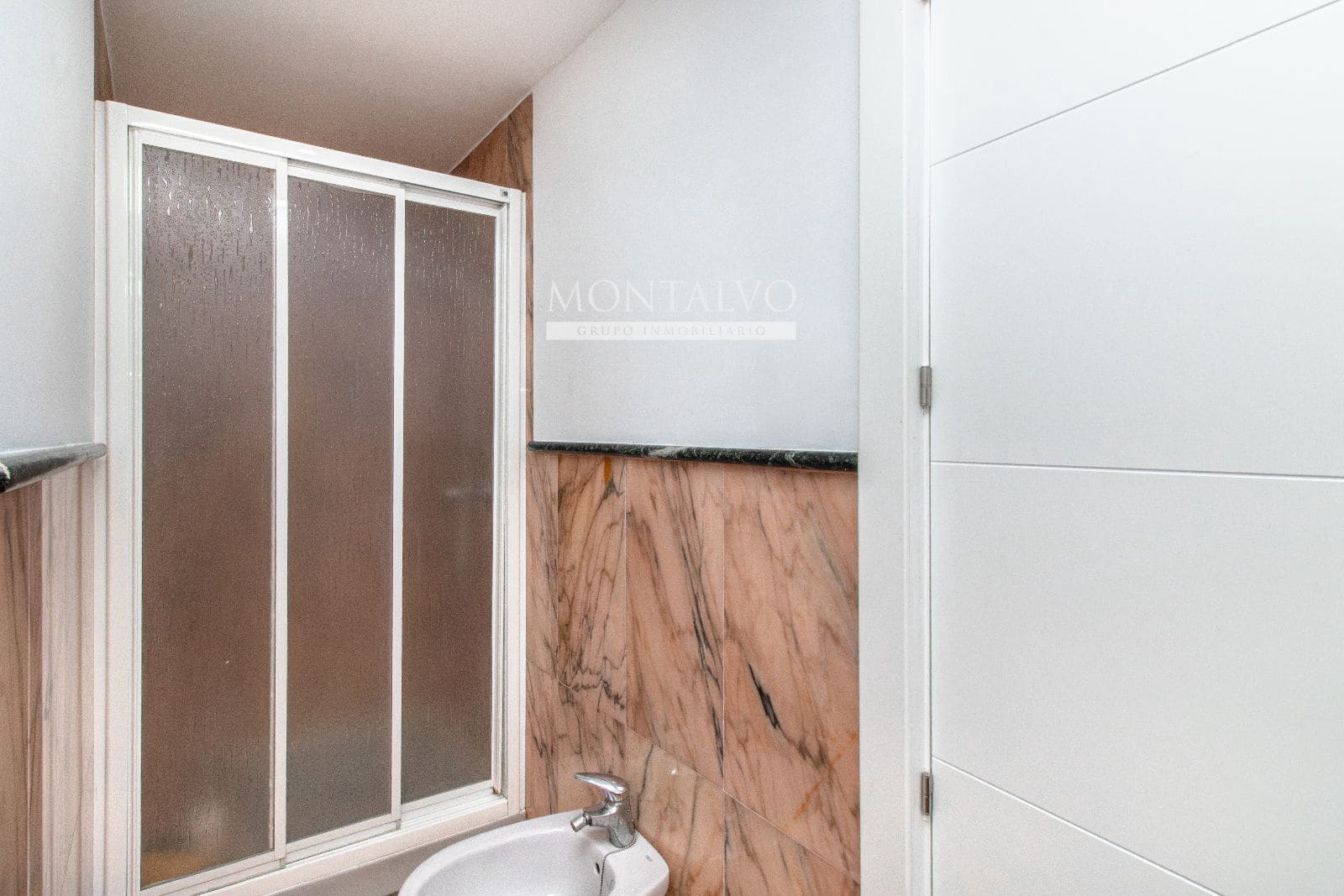 4 slaapkamer Flat te huur in Granada stad - € 900 (Ref: 9398876)