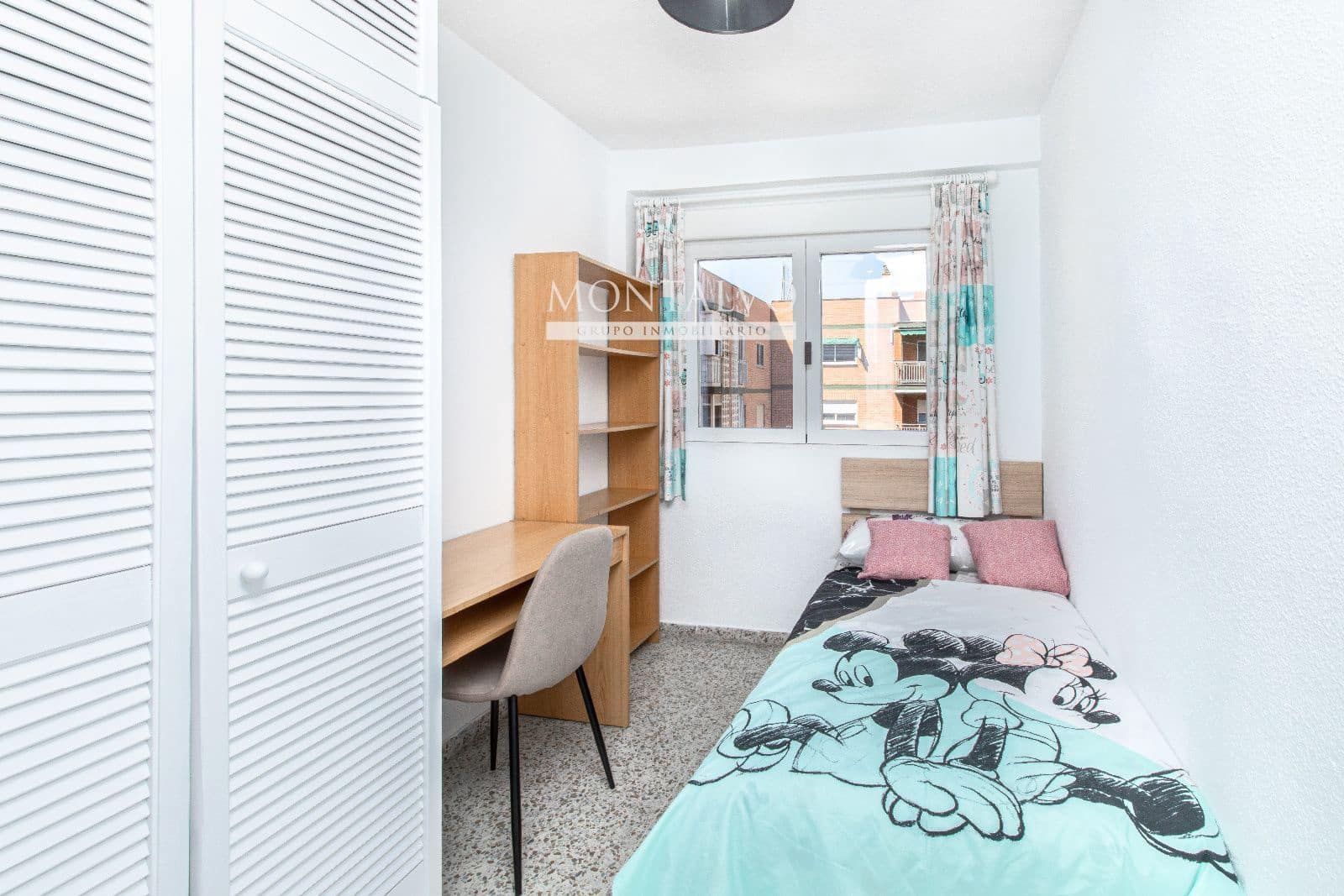 4 slaapkamer Flat te huur in Granada stad - € 900 (Ref: 9398876)