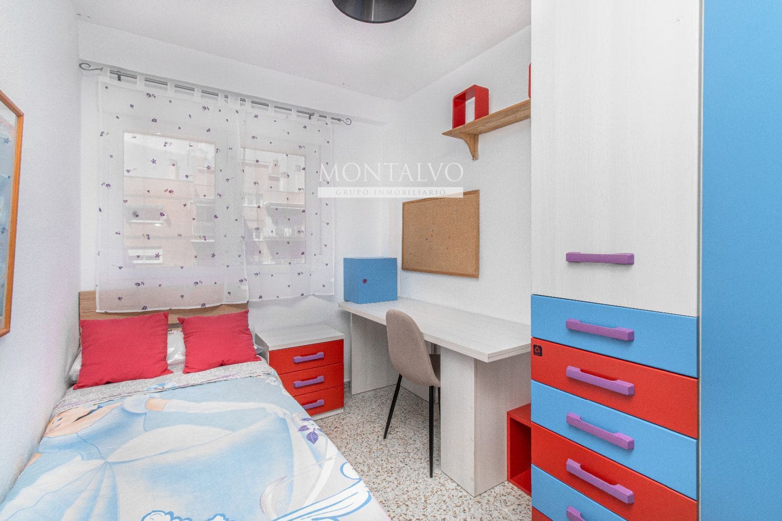 4 slaapkamer Flat te huur in Granada stad - € 900 (Ref: 9398876)