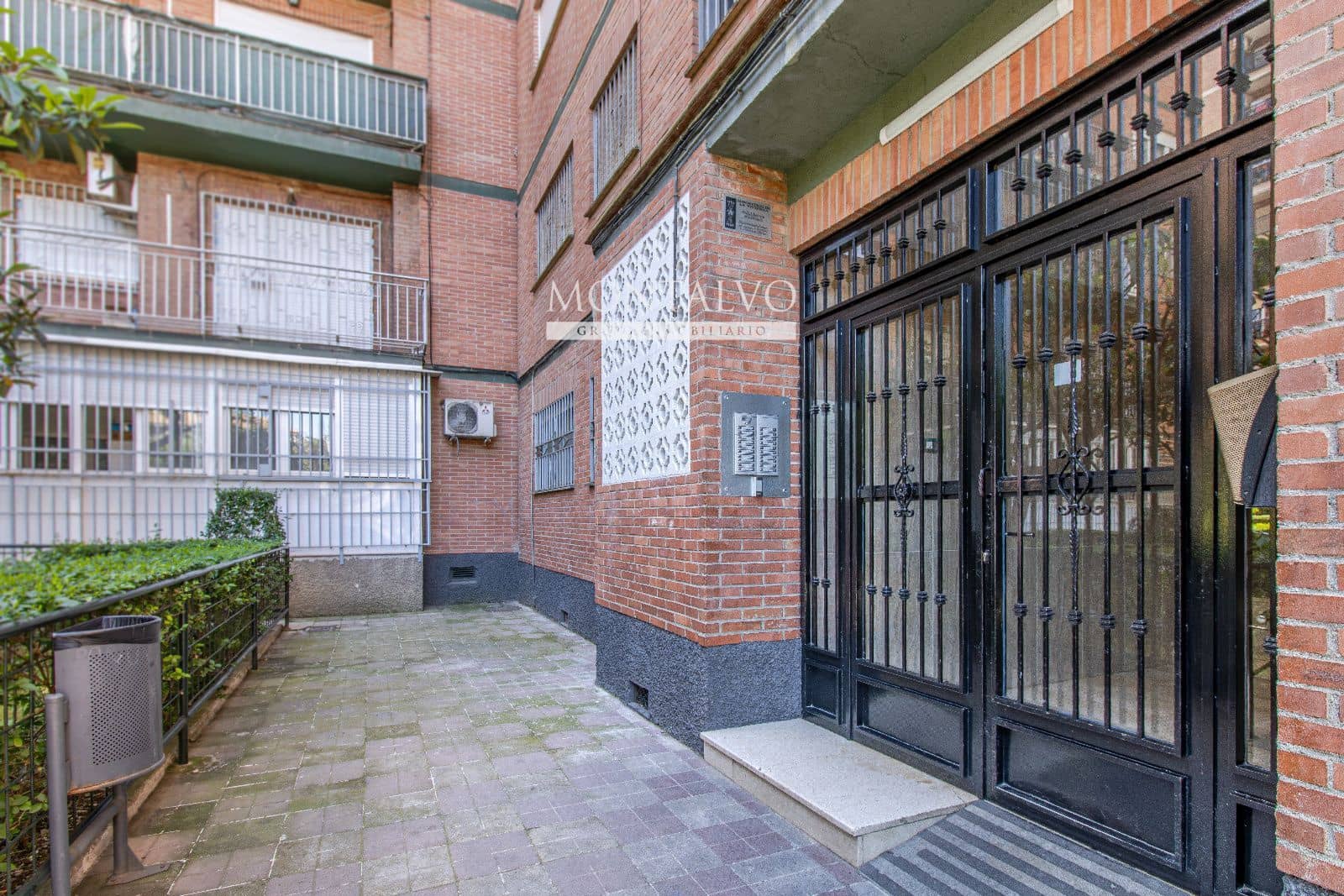 4 slaapkamer Flat te huur in Granada stad - € 900 (Ref: 9398876)