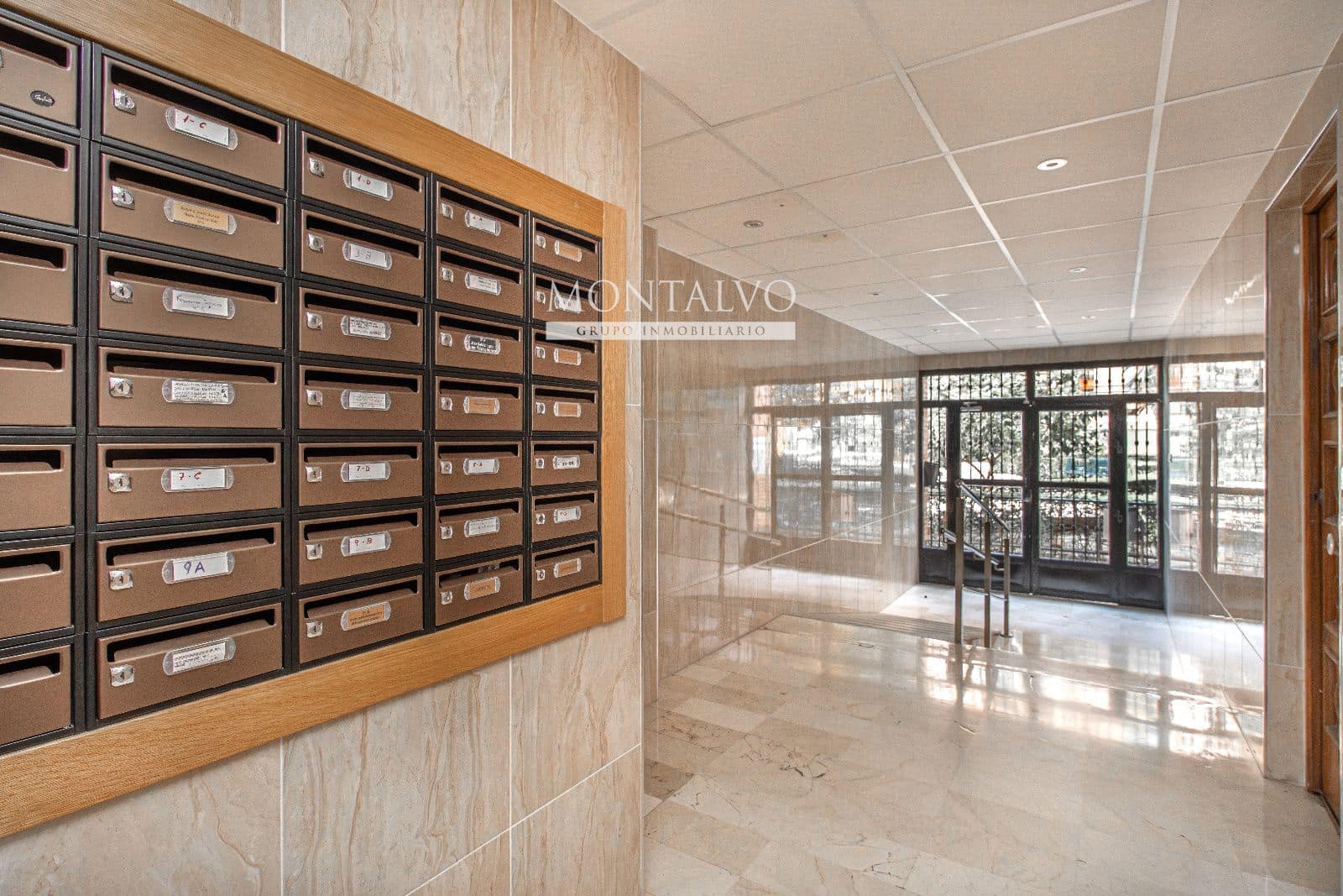 4 slaapkamer Flat te huur in Granada stad - € 900 (Ref: 9398876)