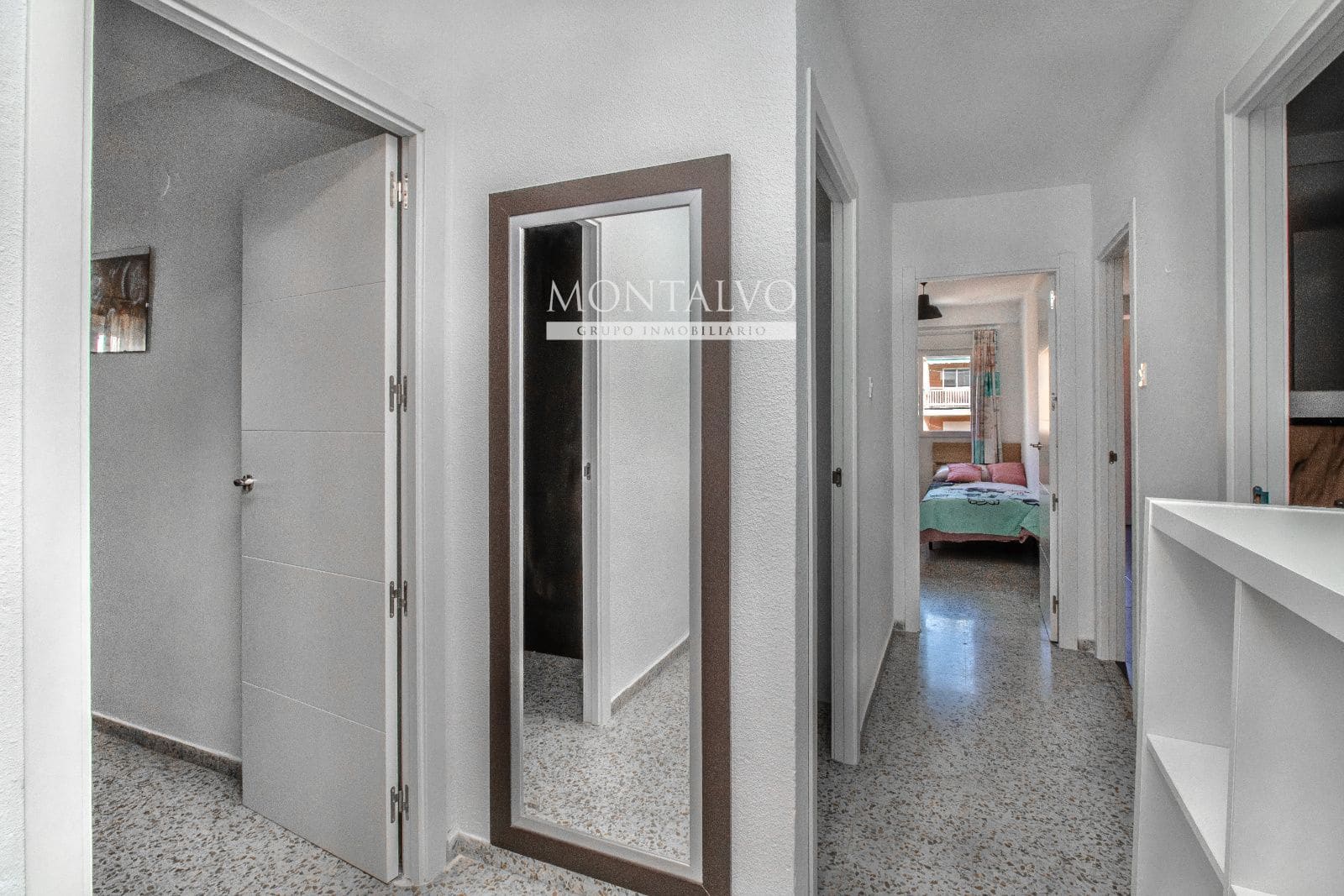 4 slaapkamer Flat te huur in Granada stad - € 900 (Ref: 9398876)