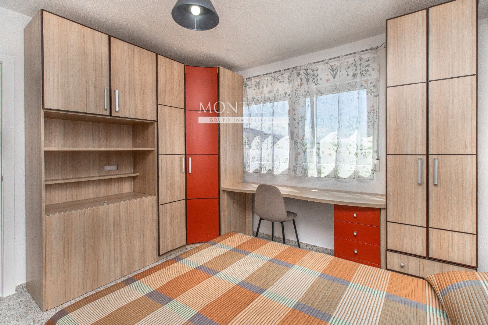 4 slaapkamer Flat te huur in Granada stad - € 900 (Ref: 9398876)