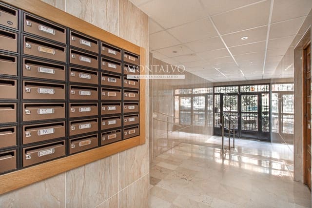 4 slaapkamer Flat te huur in Poligono Cartuja - La Paz, Granada stad - € 900 (Ref: 9398876)