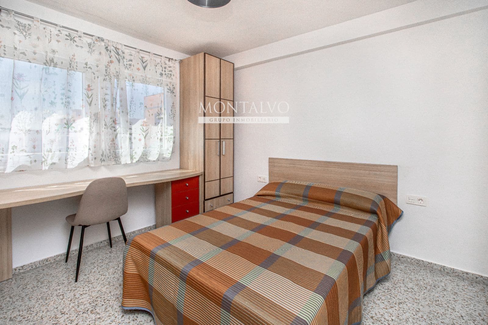 4 slaapkamer Flat te huur in Granada stad - € 900 (Ref: 9398876)