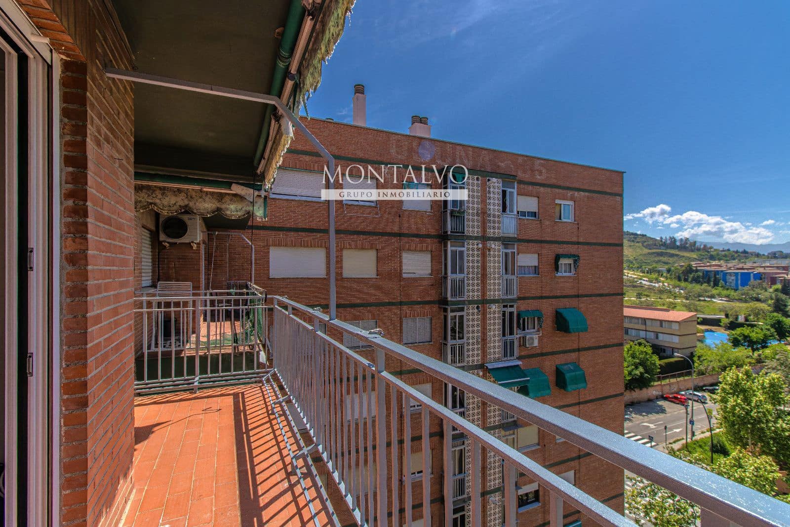 4 slaapkamer Flat te huur in Granada stad - € 900 (Ref: 9398876)