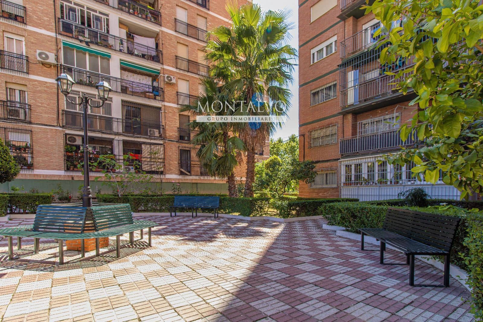 4 slaapkamer Flat te huur in Granada stad - € 900 (Ref: 9398876)