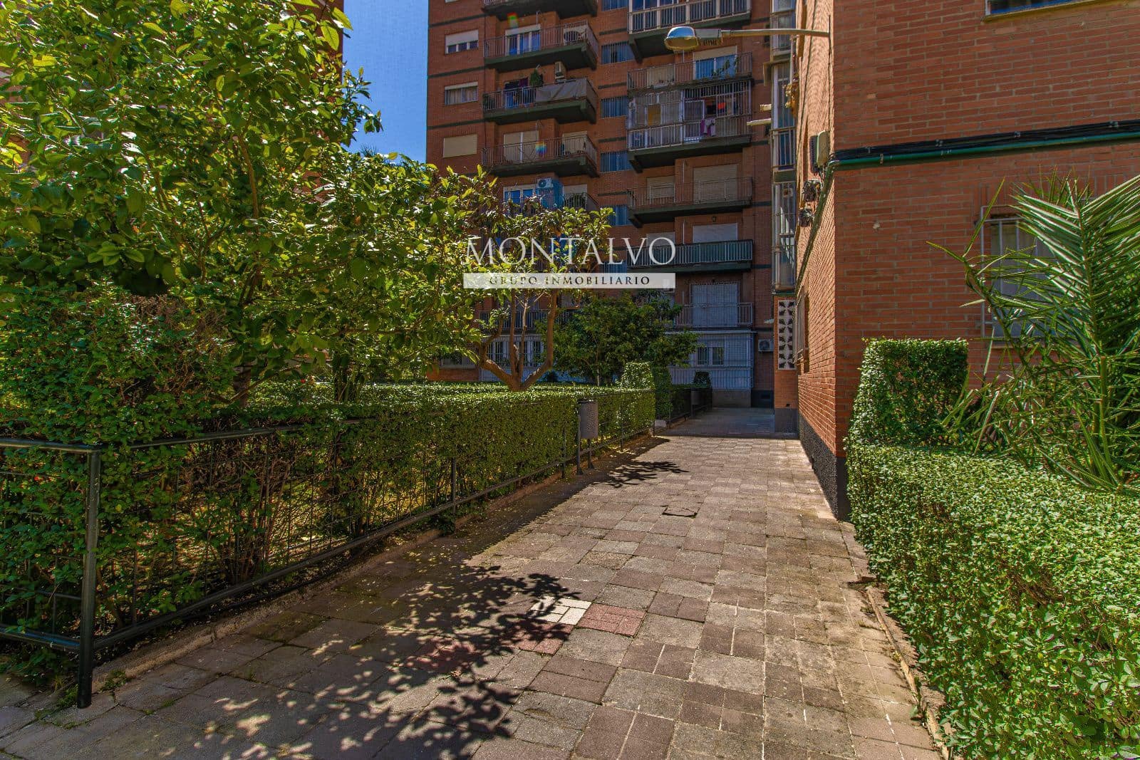 4 slaapkamer Flat te huur in Granada stad - € 900 (Ref: 9398876)