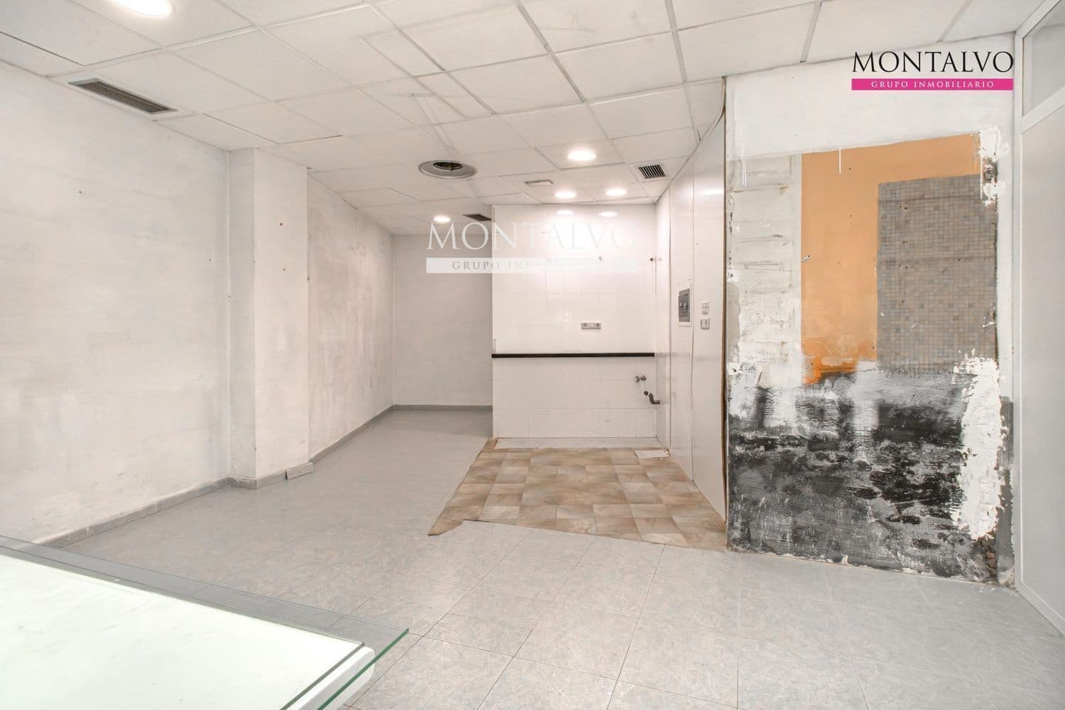 Commercial for sale in Granada city - € 132,500 (Ref: 9398878)