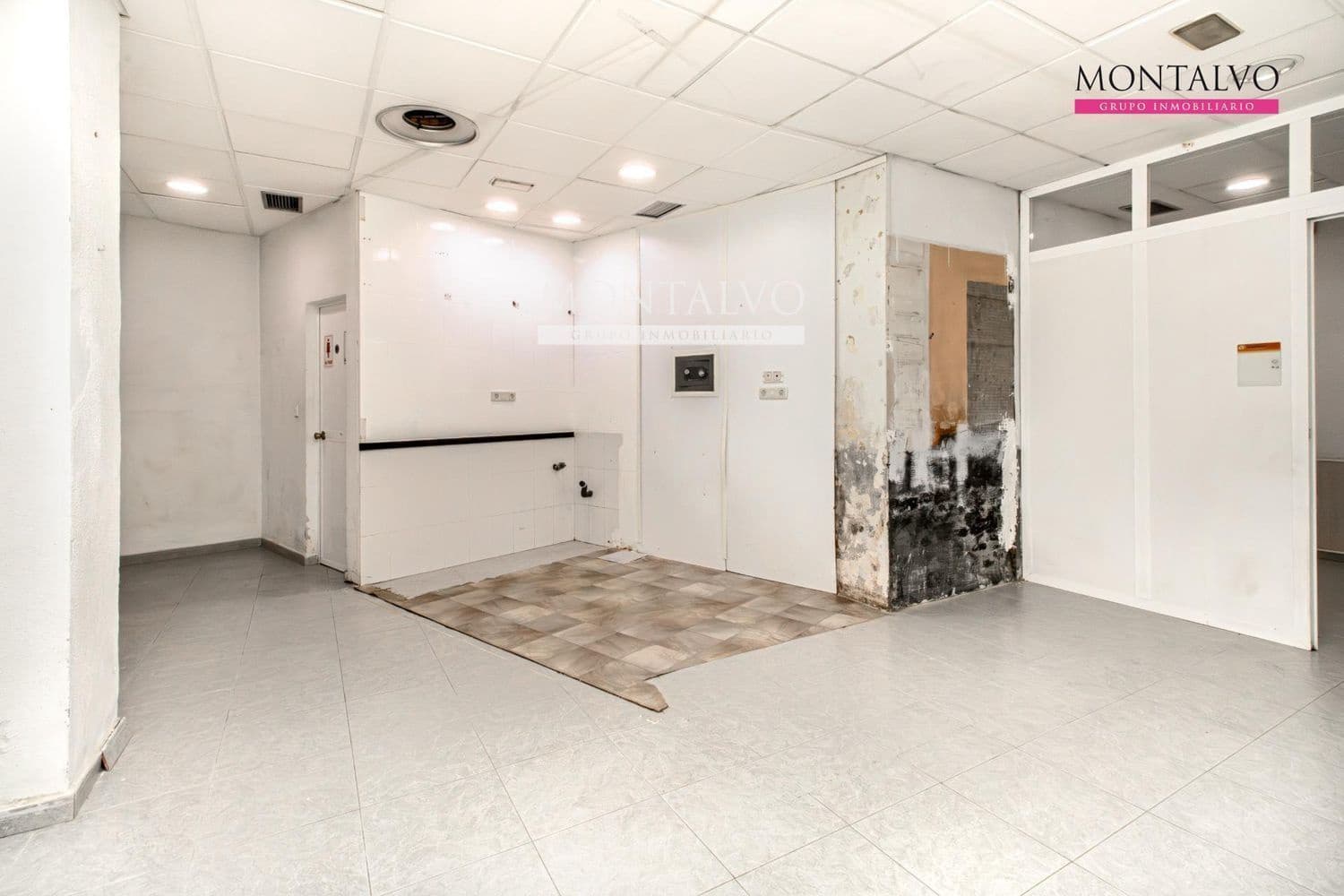 Commercial for sale in Granada city - € 132,500 (Ref: 9398878)