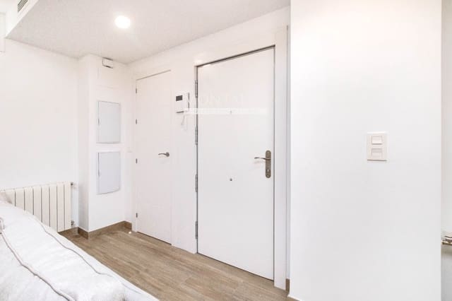 3 soveværelse Lejlighed til leje i Centro - Sagrario, Granada by - € 1.200 (Ref: 9398885)