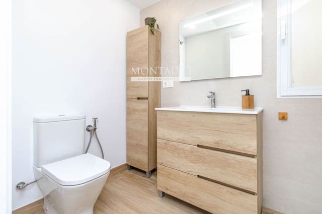 3 soveværelse Lejlighed til leje i Centro - Sagrario, Granada by - € 1.200 (Ref: 9398885)