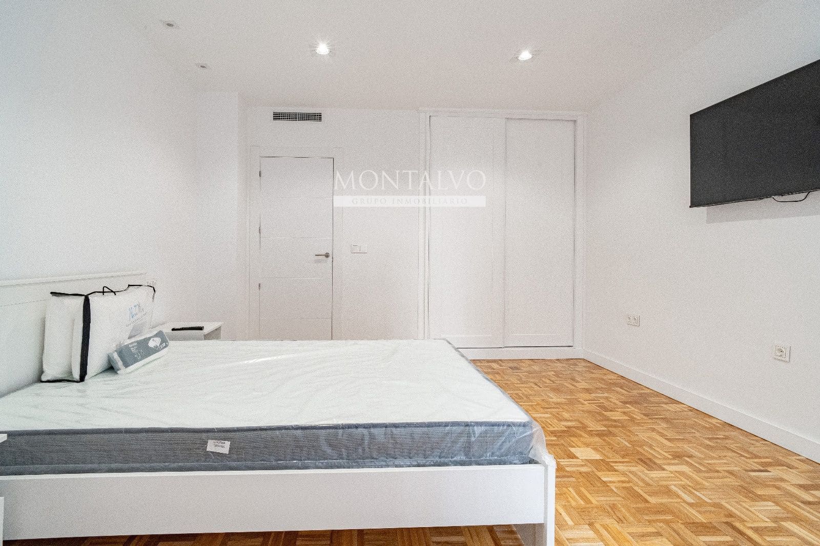 Piso de 5 habitaciones en Granada ciudad en alquiler - 1.900 € (Ref: 9523651)