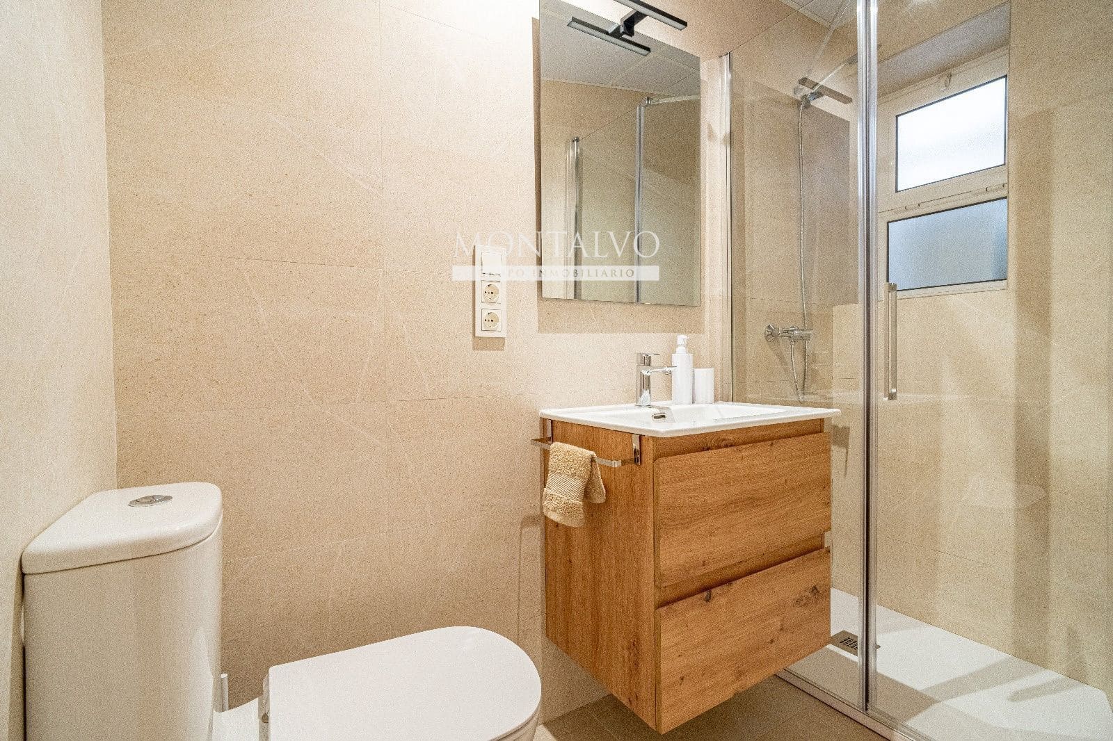 Piso de 5 habitaciones en Granada ciudad en alquiler - 1.900 € (Ref: 9523651)