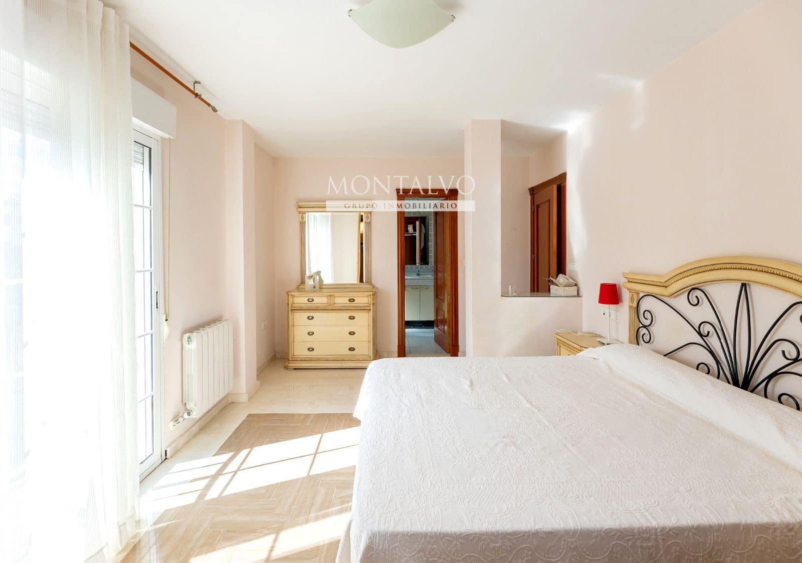 4 makuuhuone Huvila myytävänä paikassa Gojar mukana uima-altaan 
autotalli - 330 000 € (Ref: 9593151)