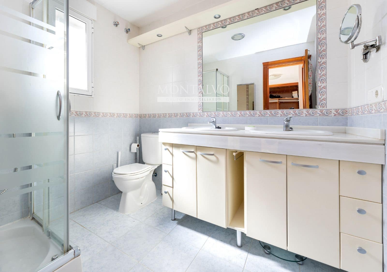 4 makuuhuone Huvila myytävänä paikassa Gojar mukana uima-altaan 
autotalli - 330 000 € (Ref: 9593151)