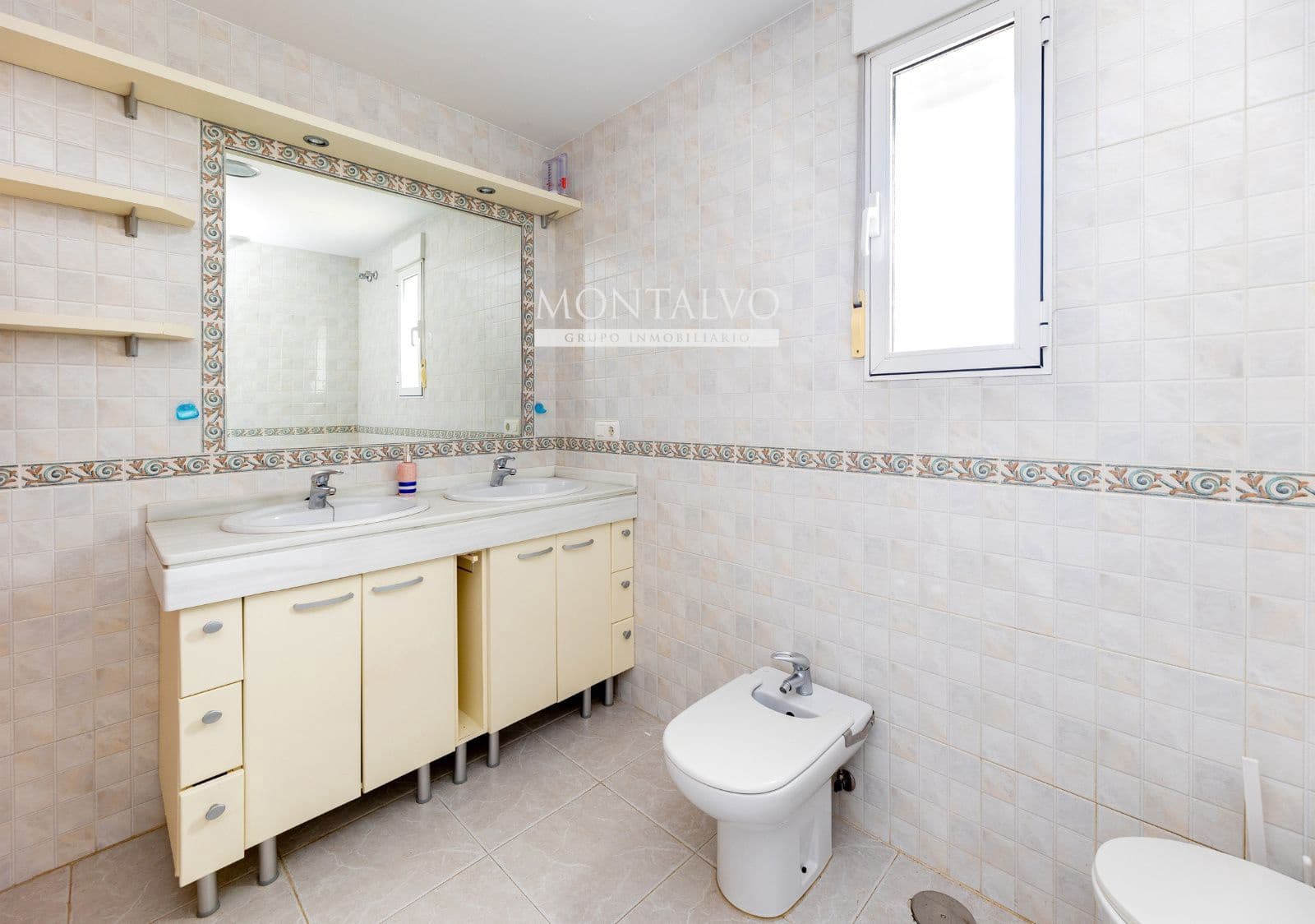 4 makuuhuone Huvila myytävänä paikassa Gojar mukana uima-altaan 
autotalli - 330 000 € (Ref: 9593151)