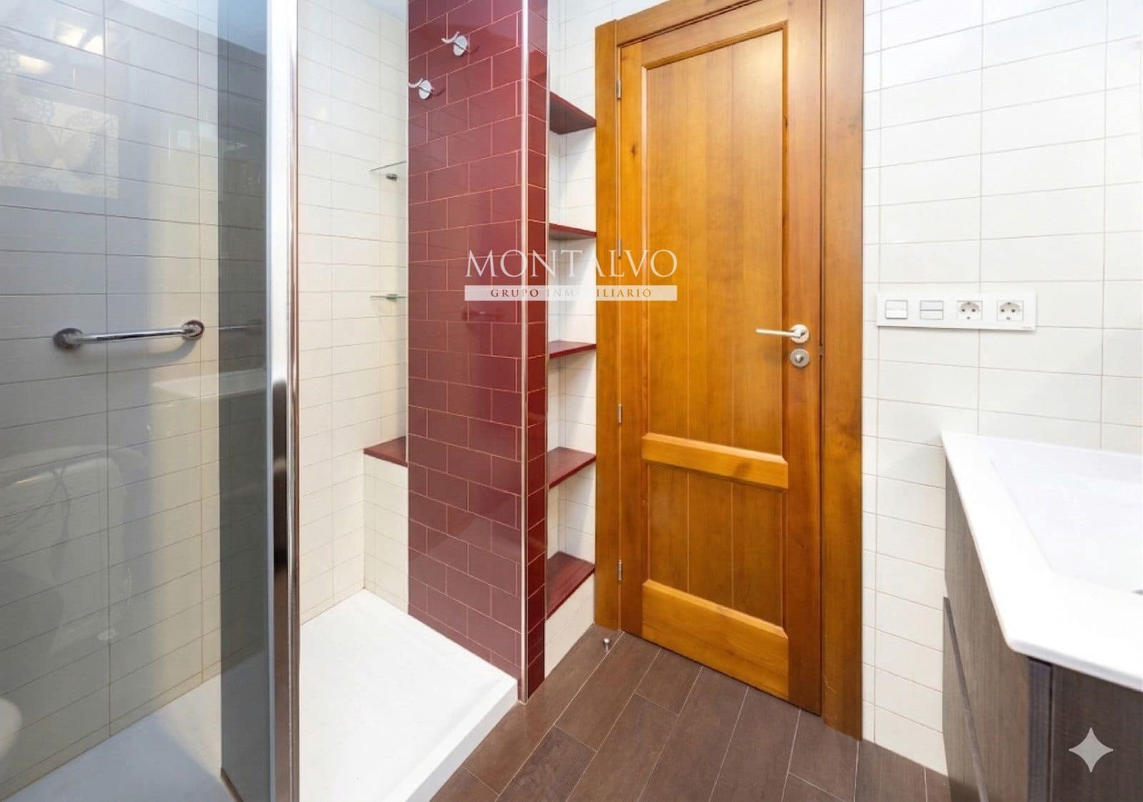 3 bedroom Flat for rent in Granada city with pool garage - € 1,200 (Ref: 9754253)