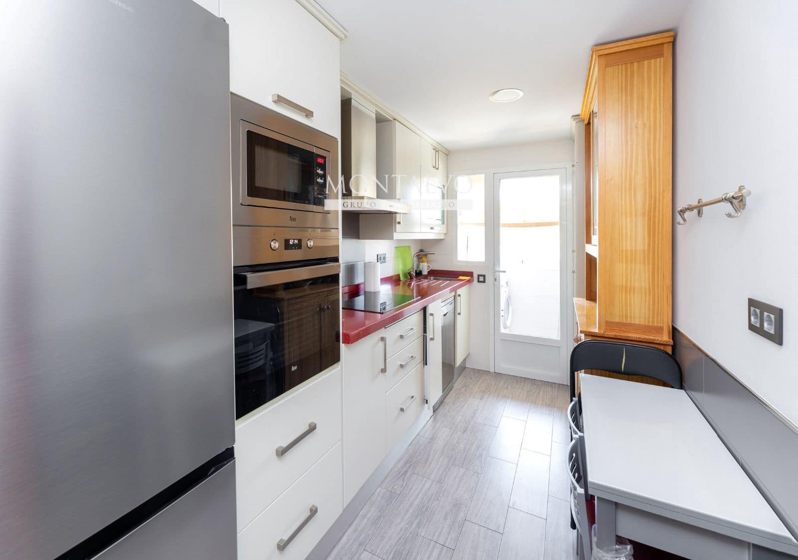 3 bedroom Flat for rent in Granada city with pool garage - € 1,200 (Ref: 9754253)