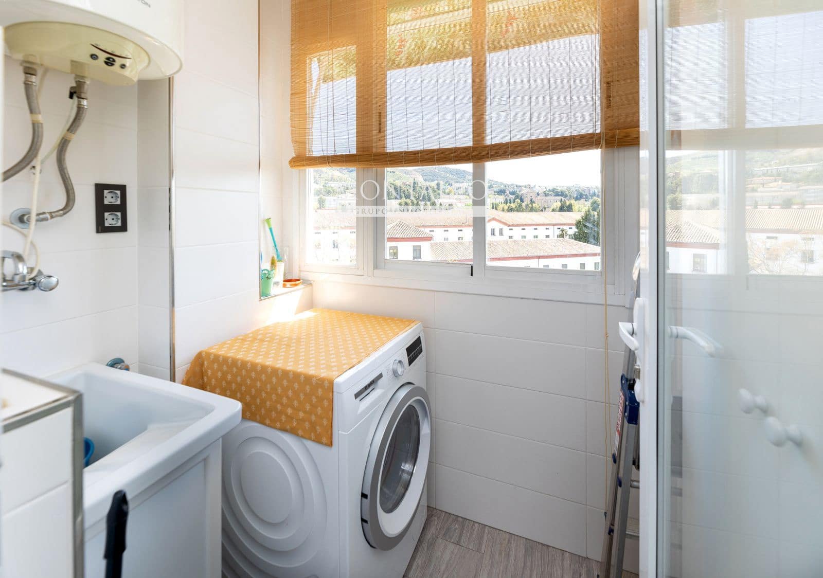 3 bedroom Flat for rent in Granada city with pool garage - € 1,200 (Ref: 9754253)