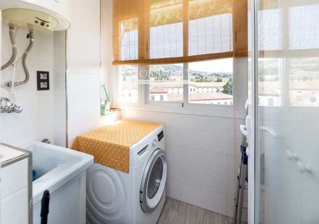 3 bedroom Flat for rent in San Francisco Javier, Granada city with pool garage - € 1,200 (Ref: 9754253)