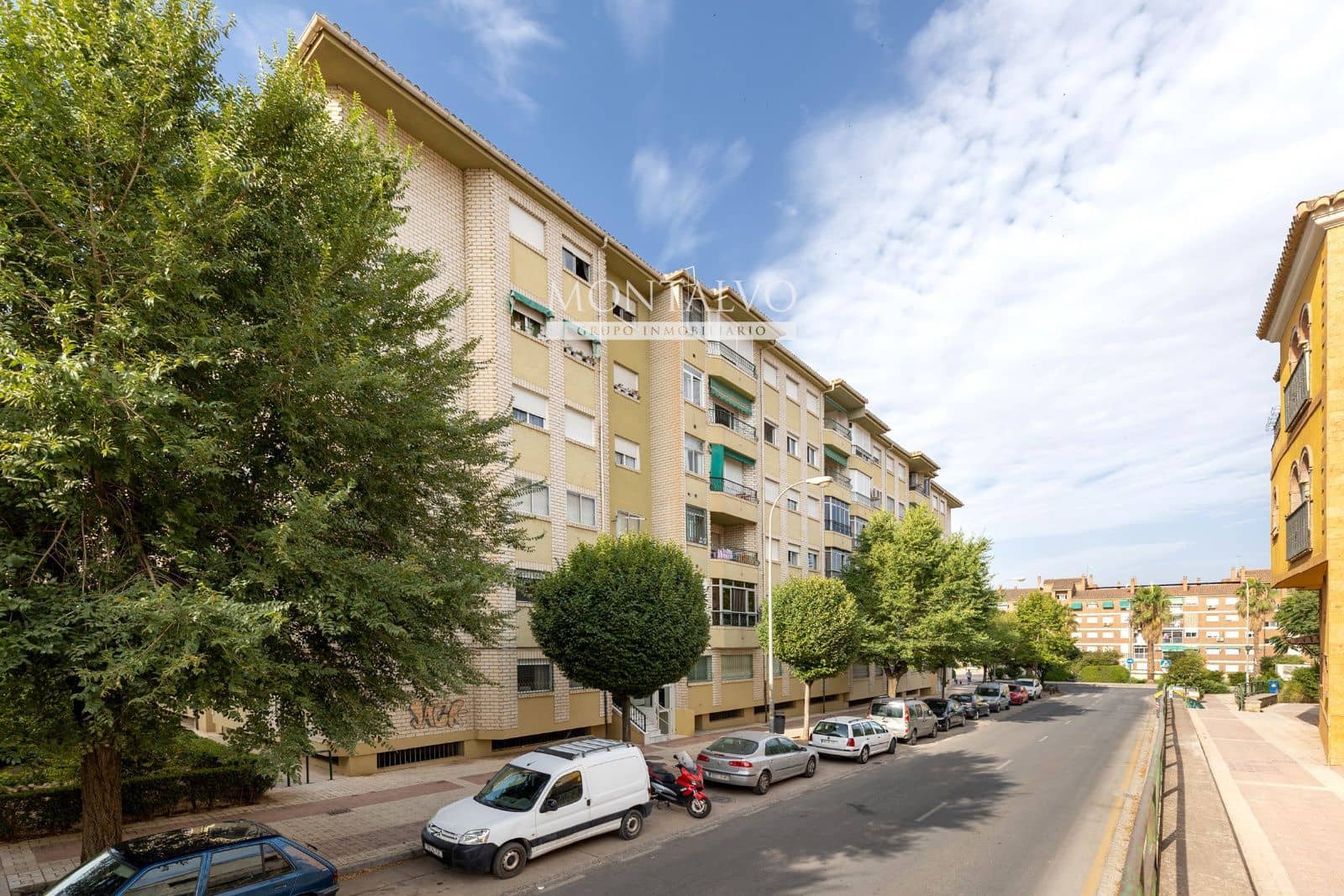 3 bedroom Flat for rent in Granada city with pool garage - € 1,200 (Ref: 9754253)