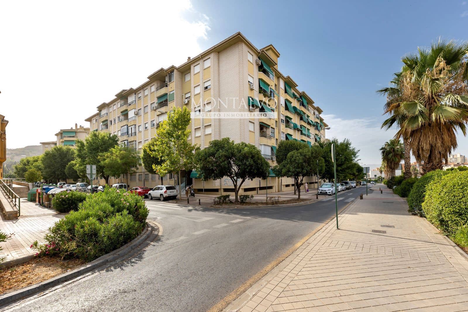 3 bedroom Flat for rent in Granada city with pool garage - € 1,200 (Ref: 9754253)