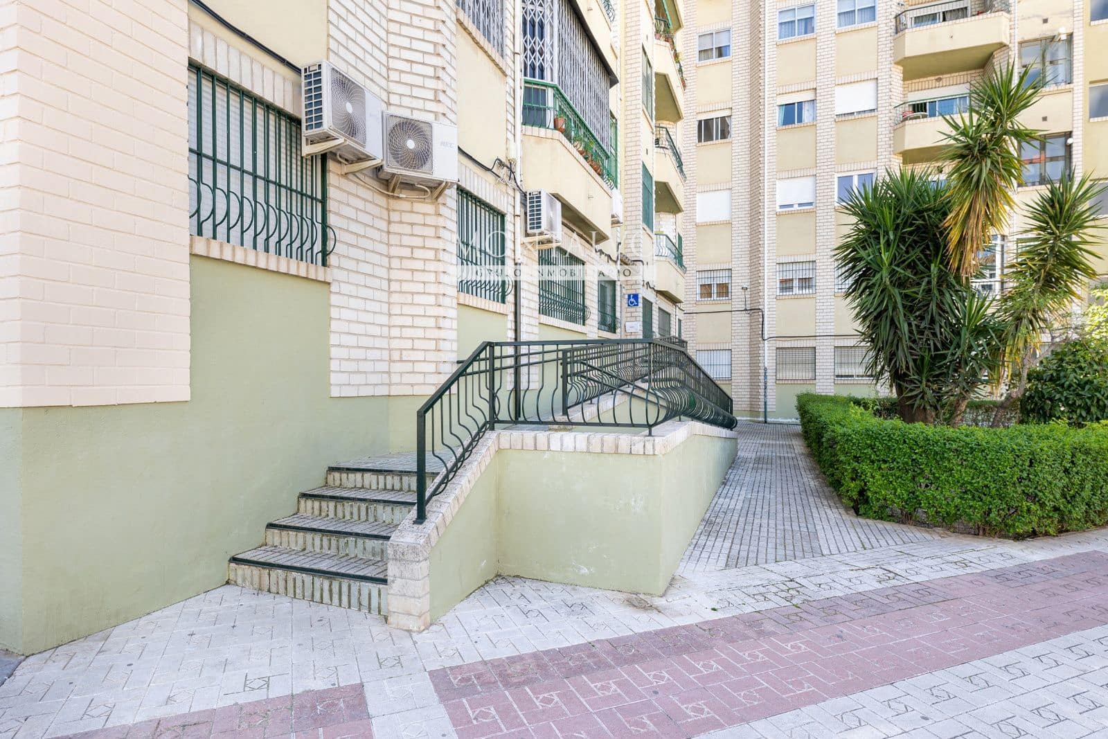 3 bedroom Flat for rent in Granada city with pool garage - € 1,200 (Ref: 9754253)