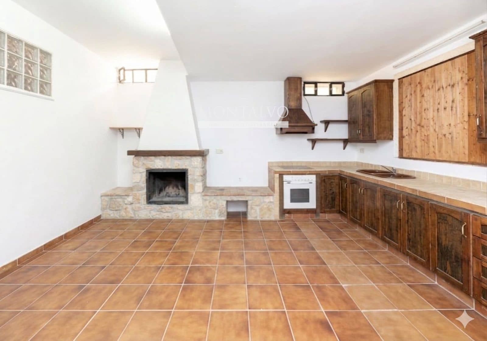 Villa for sale in Huetor Santillan - € 520,000 (Ref: 9803766)