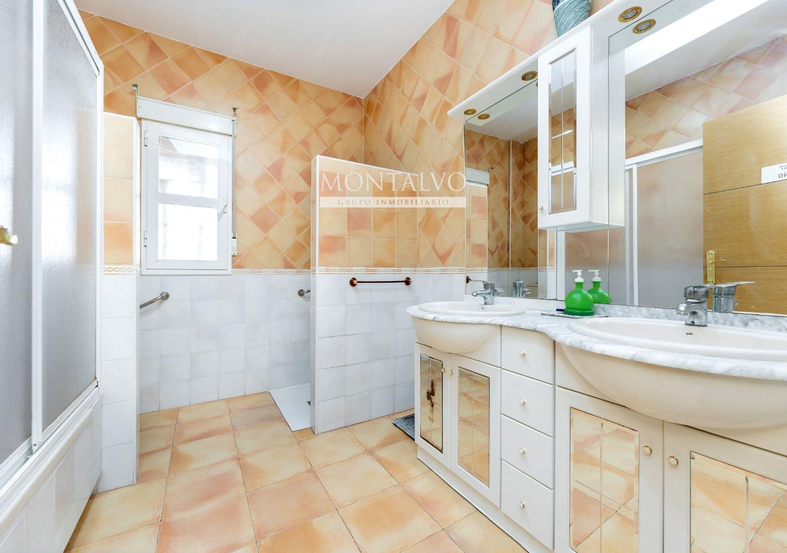 Villa for sale in Huetor Santillan - € 520,000 (Ref: 9803766)