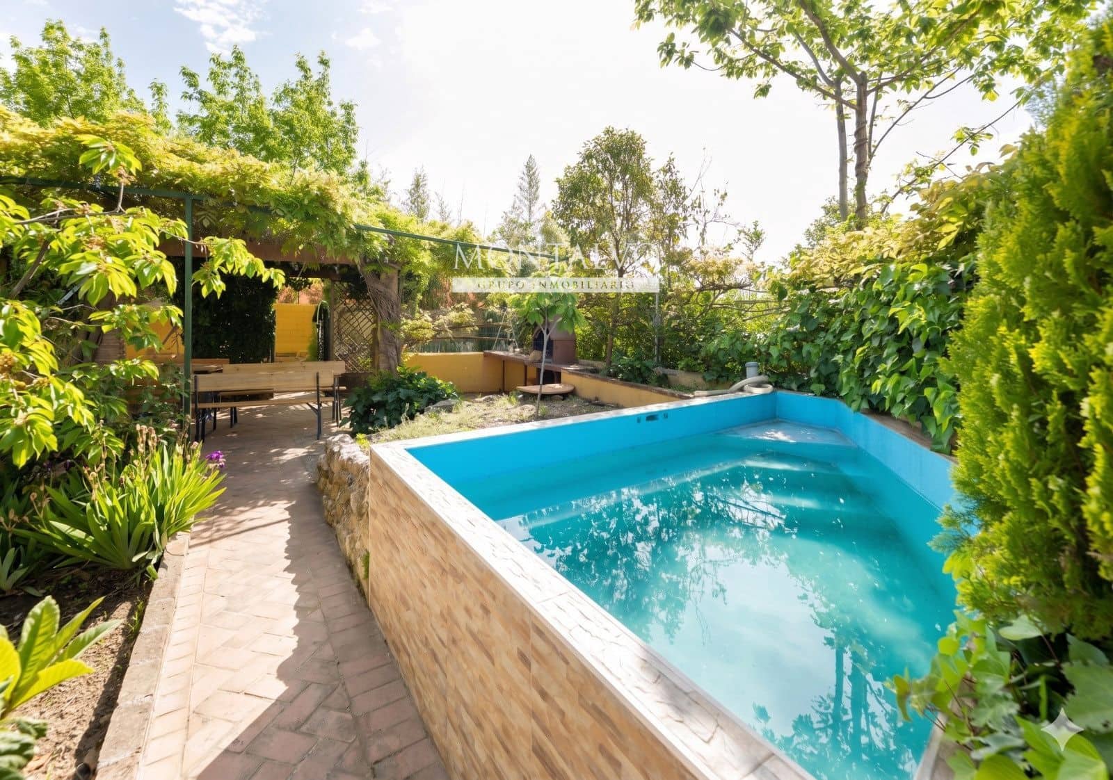 Villa for sale in Huetor Santillan - € 520,000 (Ref: 9803766)