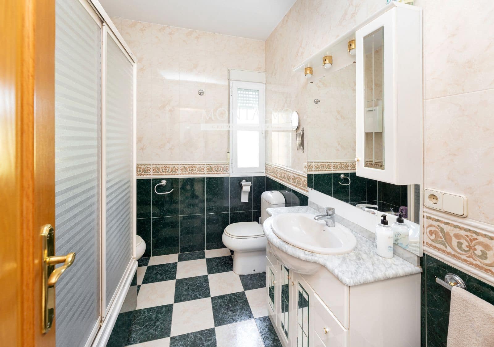 Villa for sale in Huetor Santillan - € 520,000 (Ref: 9803766)