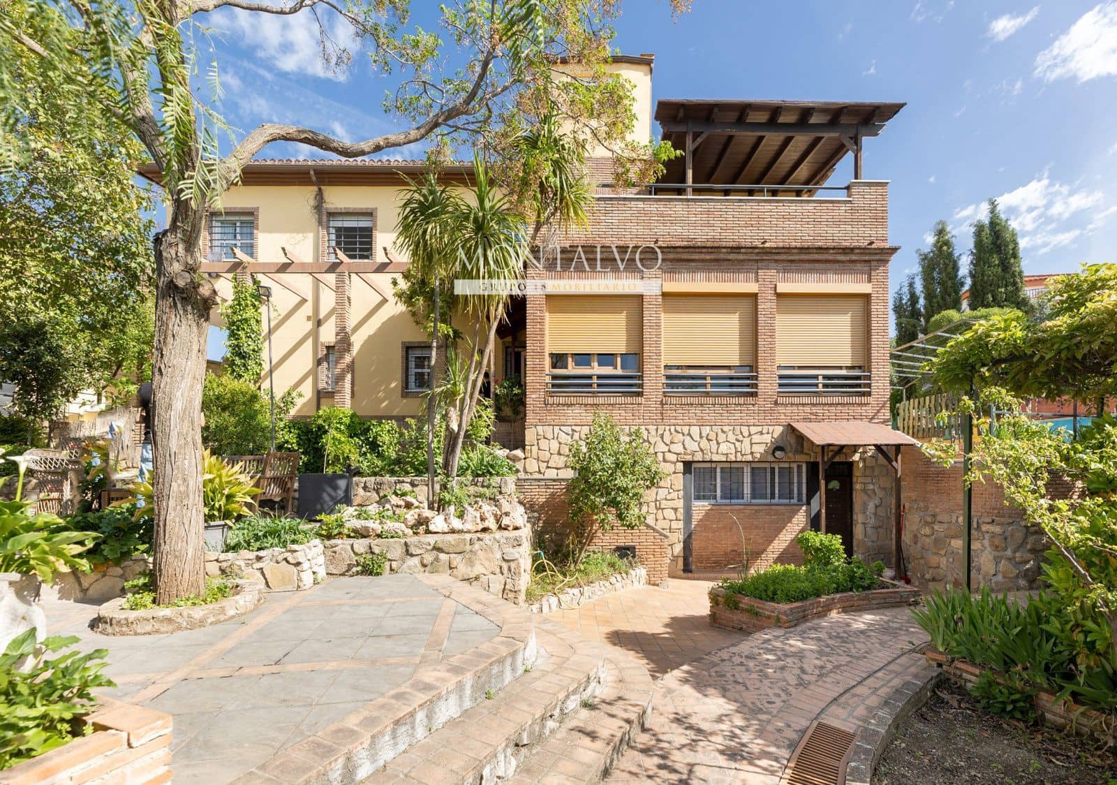 Villa for sale in Huetor Santillan - € 520,000 (Ref: 9803766)