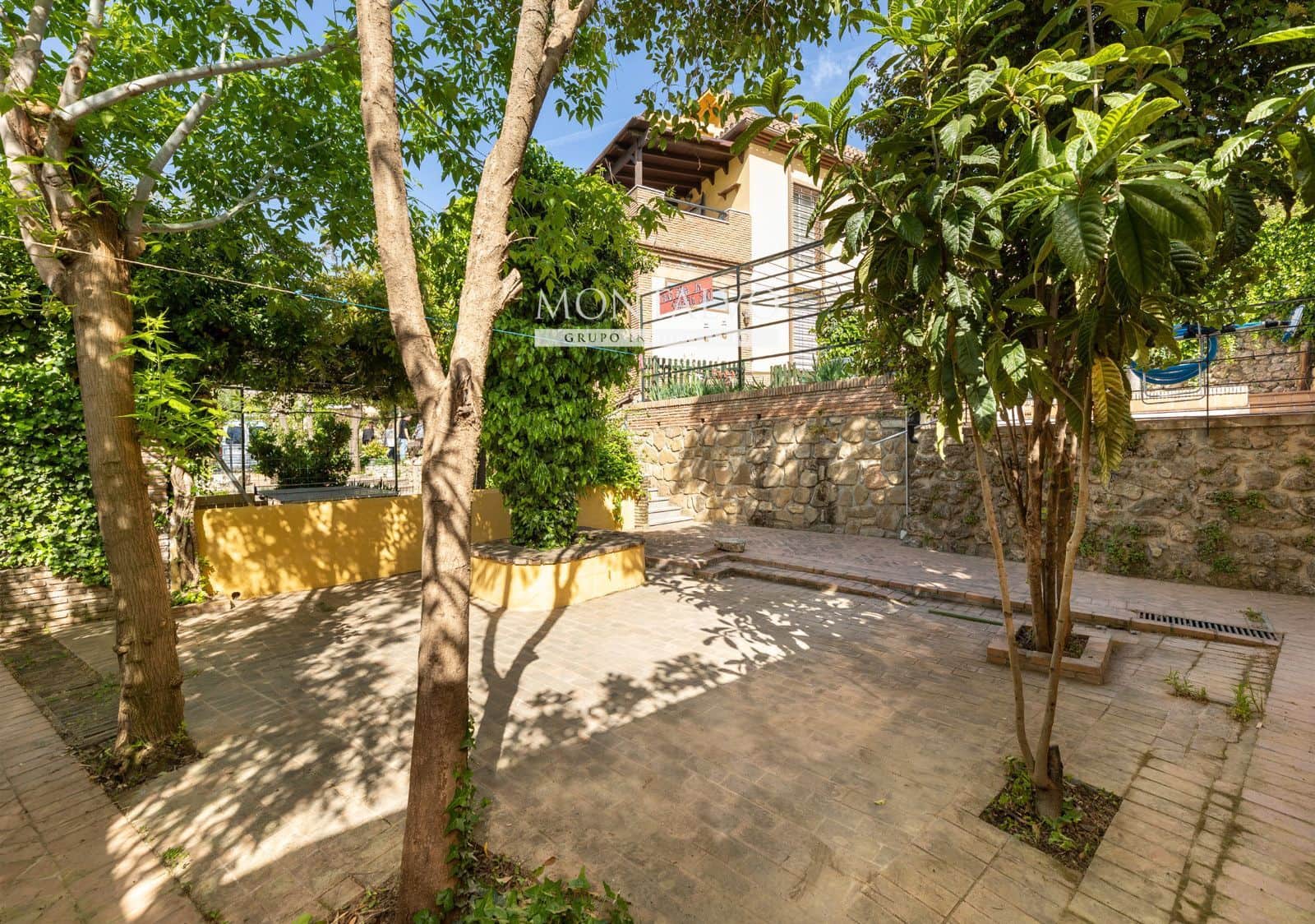 Villa for sale in Huetor Santillan - € 520,000 (Ref: 9803766)