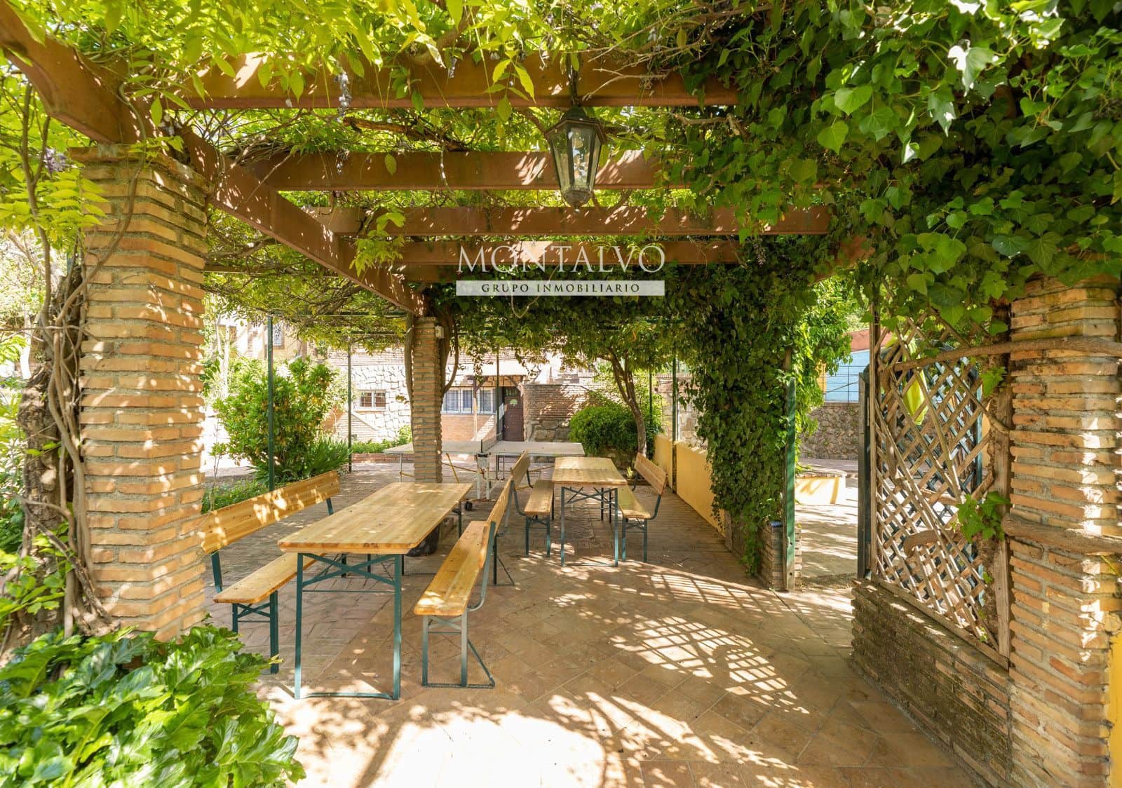 Villa for sale in Huetor Santillan - € 520,000 (Ref: 9803766)