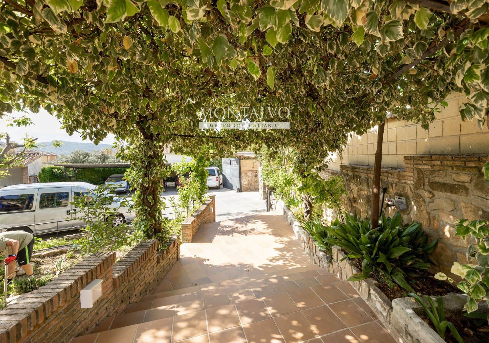 Villa for sale in Huetor Santillan - € 520,000 (Ref: 9803766)