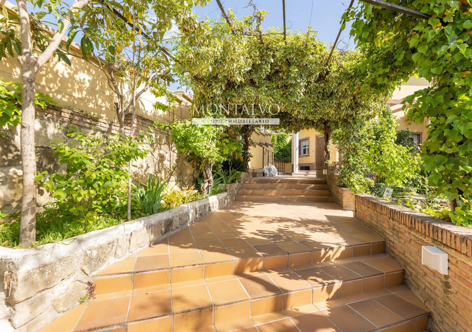 Villa for sale in Huetor Santillan - € 520,000 (Ref: 9803766)