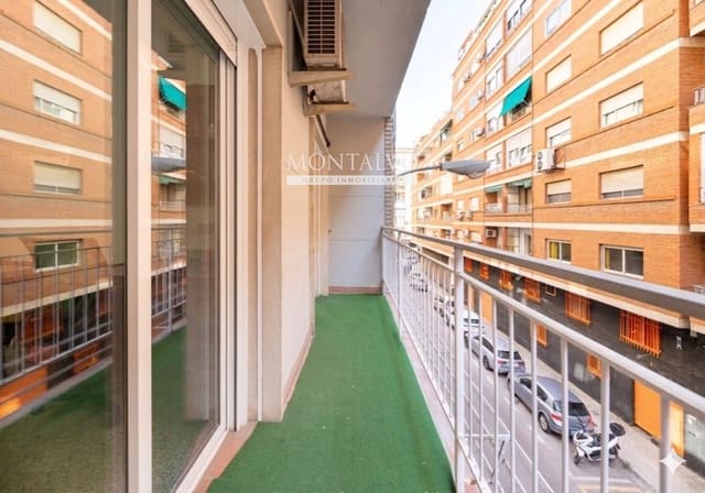4 soveværelse Lejlighed til salg i Camino de Ronda - Rosaleda, Granada by - € 290.000 (Ref: 9824227)