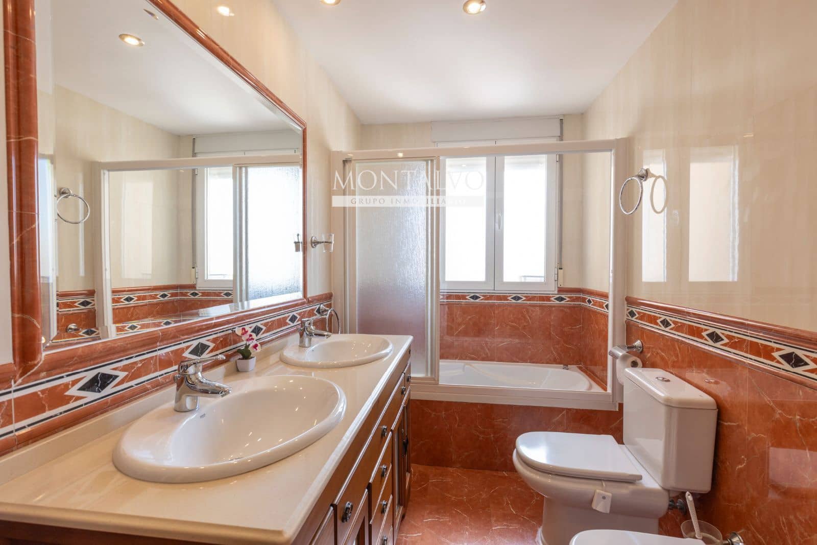 4 bedroom Townhouse for sale in Albolote with garage - € 299,000 (Ref: 9827695)