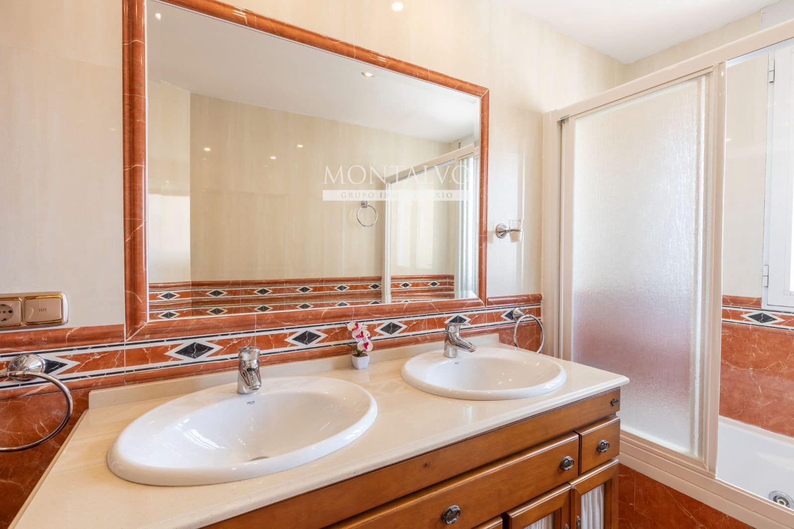 4 bedroom Townhouse for sale in Albolote with garage - € 299,000 (Ref: 9827695)
