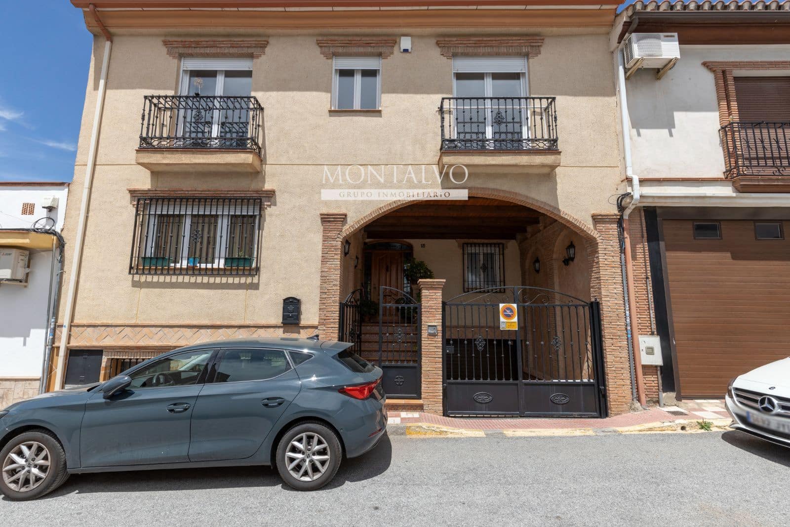4 bedroom Townhouse for sale in Albolote with garage - € 299,000 (Ref: 9827695)