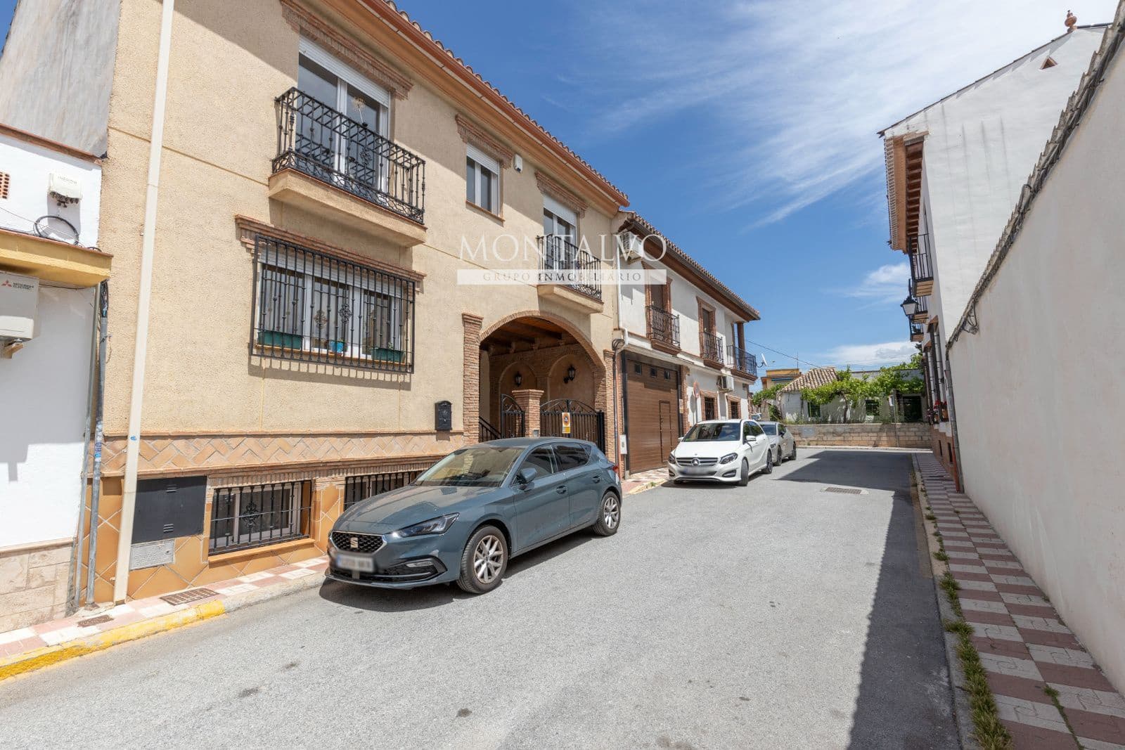 4 bedroom Townhouse for sale in Albolote with garage - € 299,000 (Ref: 9827695)