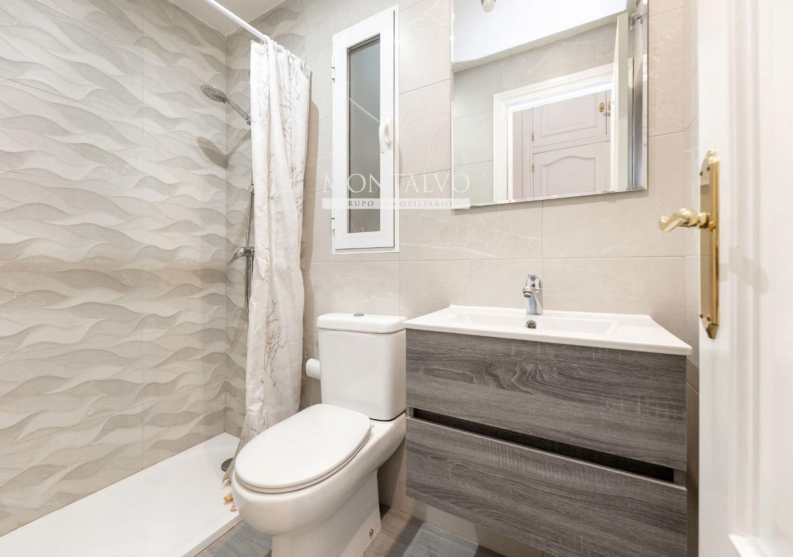 4 quarto Apartamento para arrendar em Granada cidade - 1 300 € (Ref: 9889548)