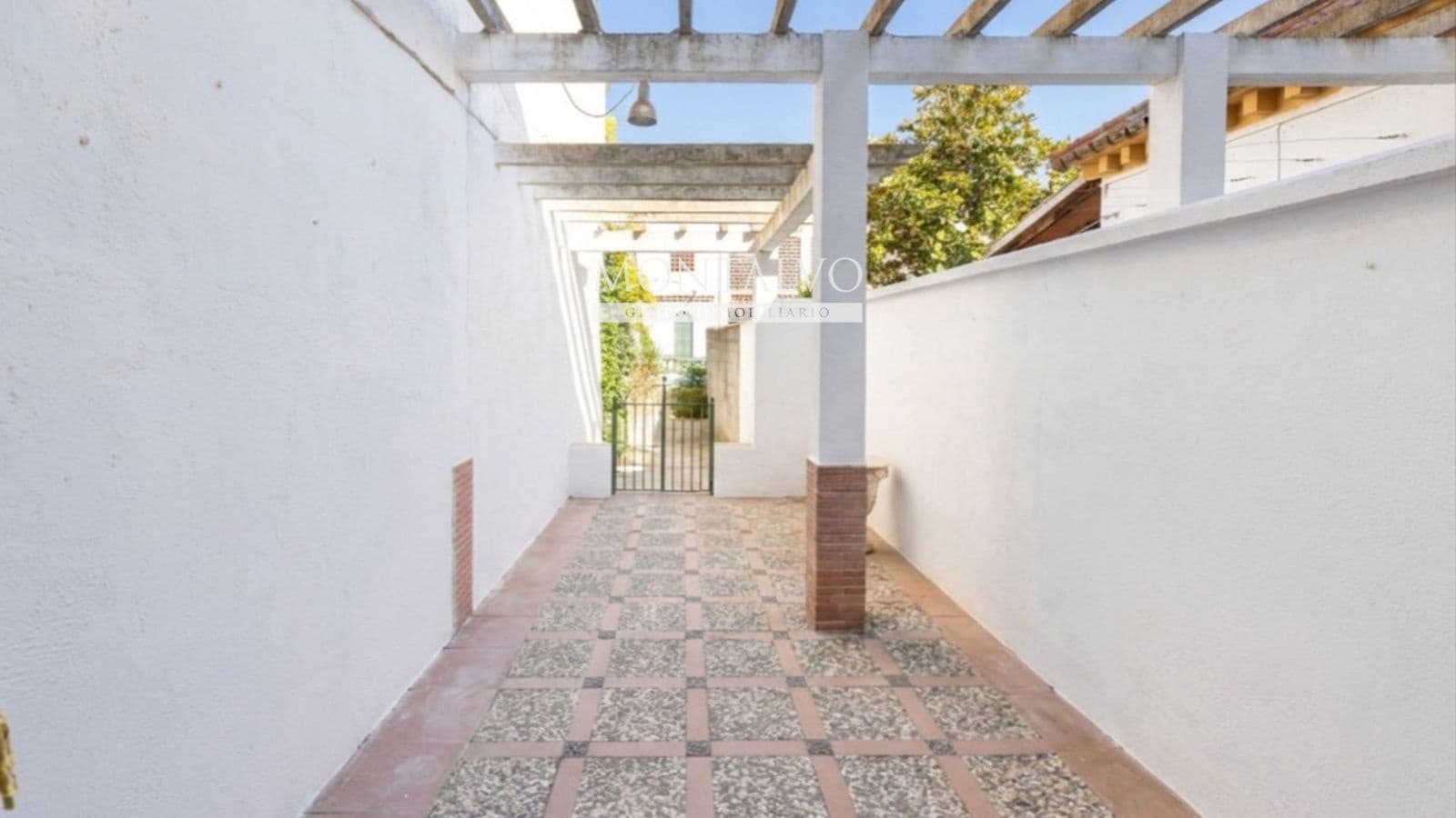 4 bedroom Villa for sale in Atarfe with pool garage - € 270,000 (Ref: 9897297)