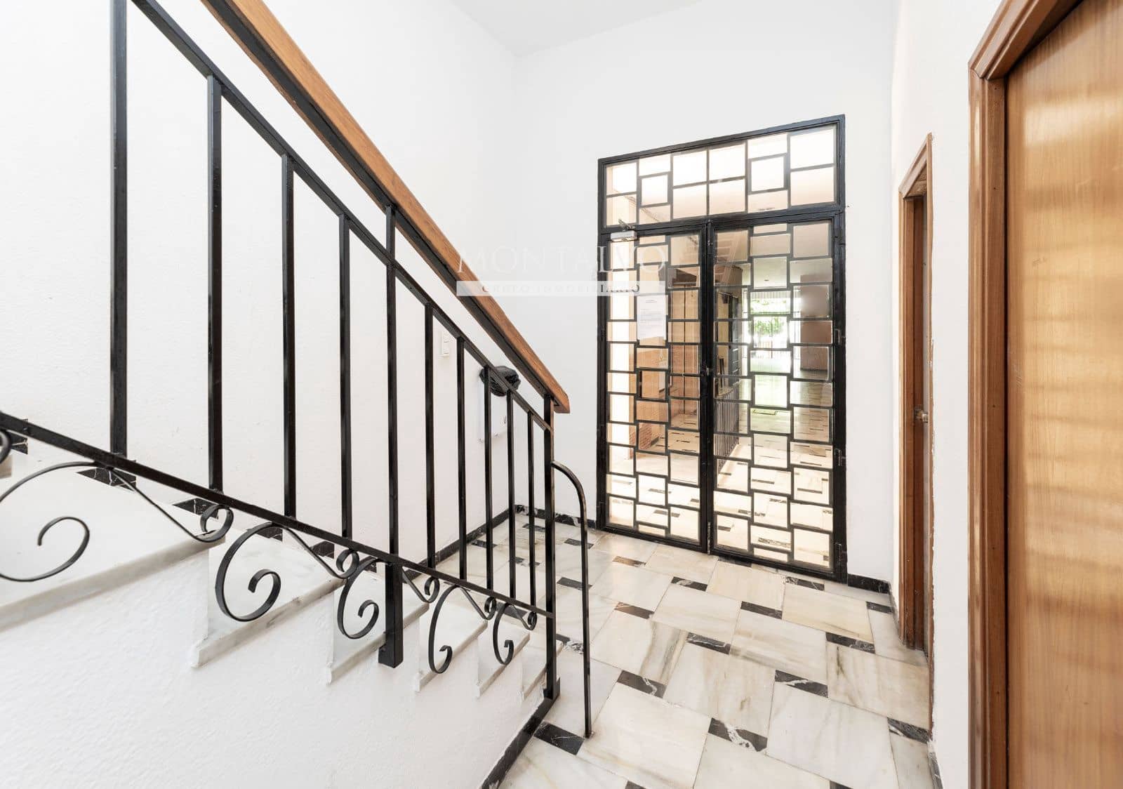 4 bedroom Flat for sale in La Zubia with garage - € 169,000 (Ref: 9922890)