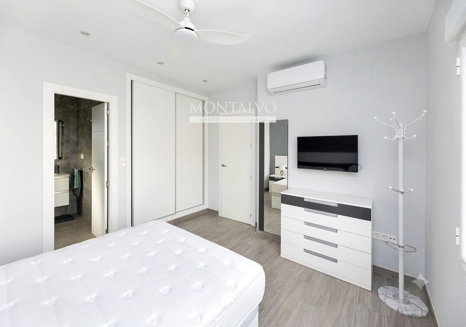 Chalet de 3 habitaciones en Pinos Puente en venta con piscina garaje - 303.000 € (Ref: 9977932)