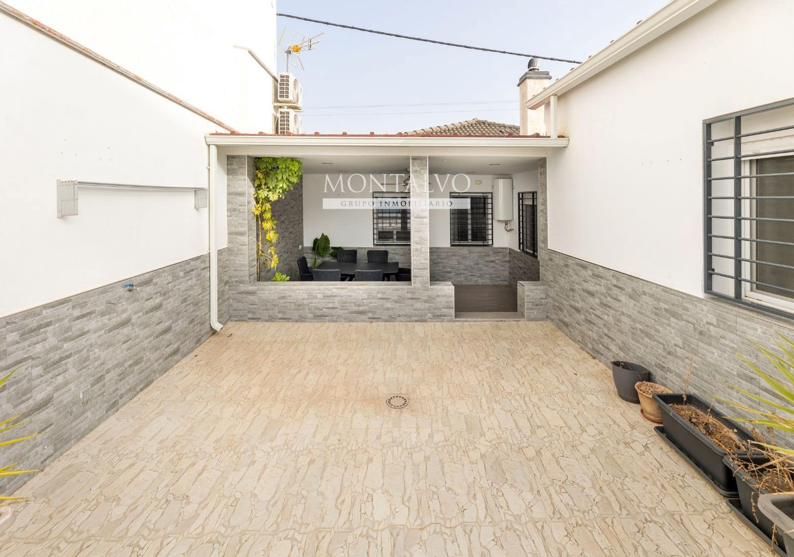 Chalet de 3 habitaciones en Pinos Puente en venta con piscina garaje - 303.000 € (Ref: 9977932)